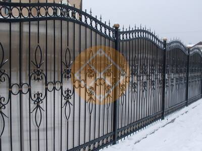 Металлический забор с ковкой и поликарбонатом сотовым