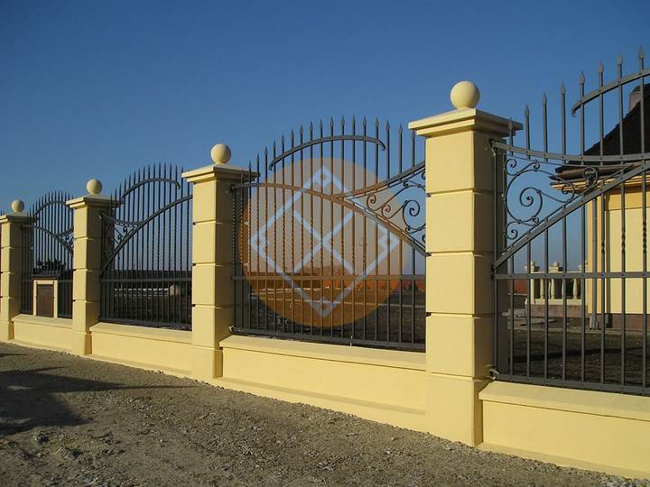 кованый забор для загородного особянка