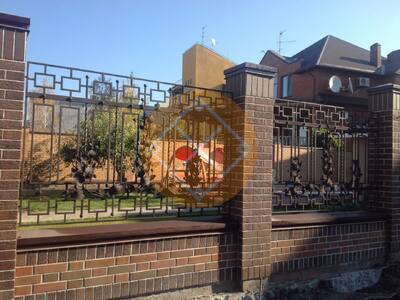 Забор с коваными элементами для загородного дома