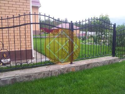 Забор с ковкой на фундаменте лесенкой