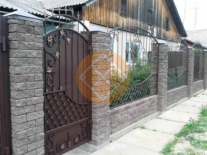кованый забор на ленточном фундаменте