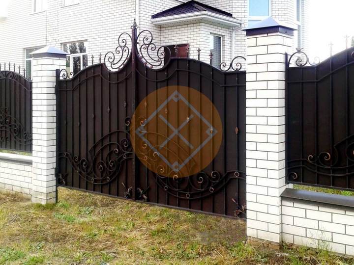кованый забор с распашными воротами
