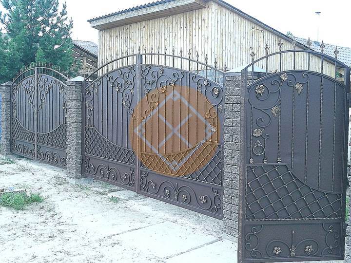 кованый забор с распашными воротами и калиткой