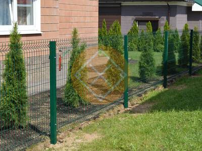 Невысокий забор с заполнением 3D сеткой