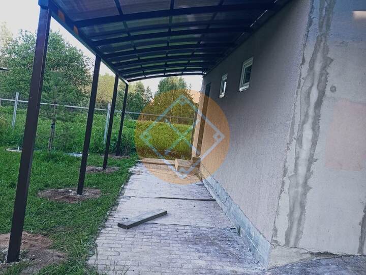 примыкающий полуарочный навес с кровлей из сотового поликарбоната