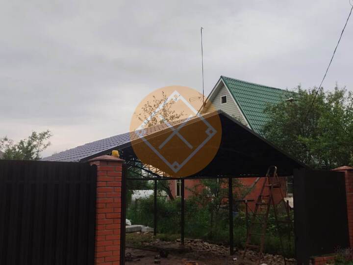 навес с металлочерепицей на двускатных фермах