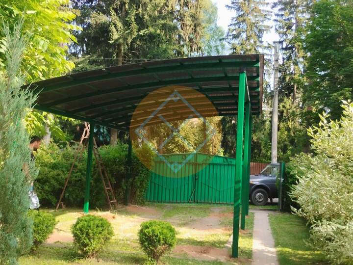навес с кровлей из сотового поликарбоната с полуарочными фермами