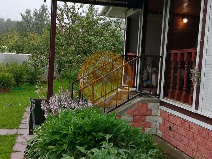 козырек над входом в дачный дом