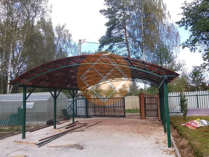 арочный навес из поликарбоната, опоры с усилением ригеля