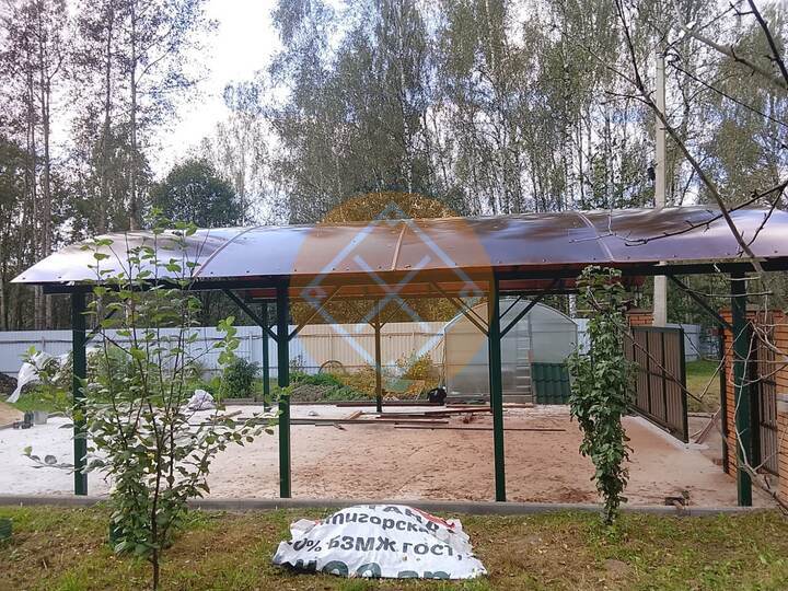 большой арочный навес из прозрачного коричневого поликарбоната
