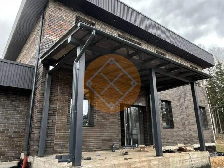 односкатный навес для крыльца частного дома из монолитного поликарбоната