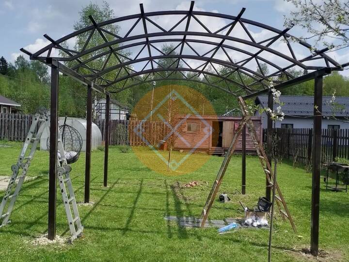 арочный каркас на стальных опорах из профиля 80х80х3 мм