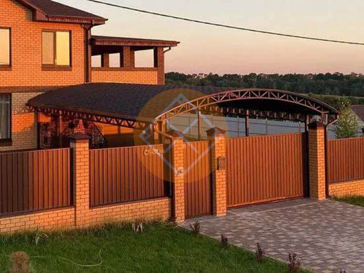 арочный стальной навес для загородного дома