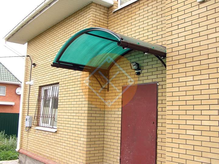 арочный козырек с поликарбонатом
