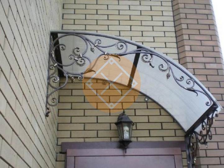 полуарочный козырек из профилированного поликарбоната