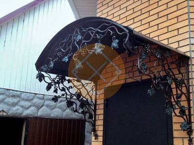 Козырек с ковкой в виде виноградной лозы