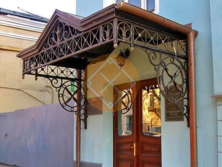 металлический козырек с ковкой