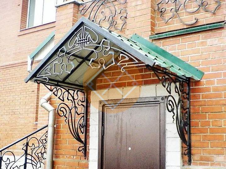 двускатный козырек из металлочерепицы