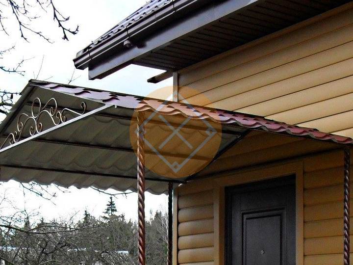 козырек с металлочерепицей и четырьмя опорами