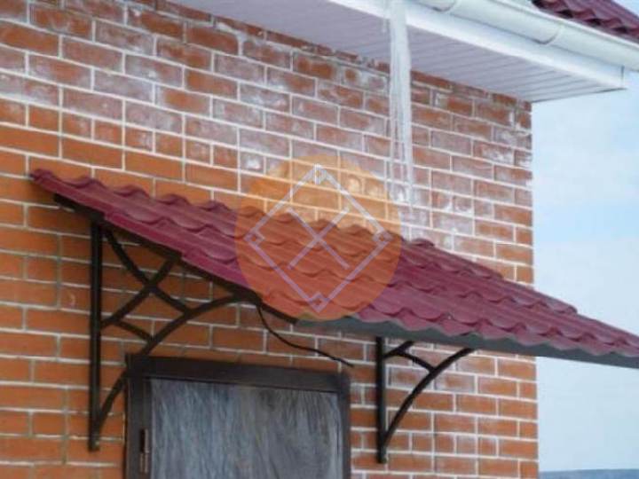 односкатный козырек из металлочерепицы