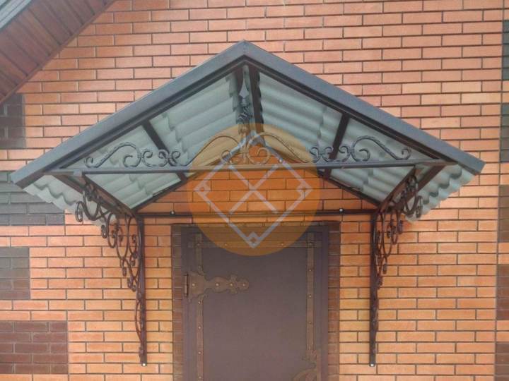 козырек из металлочерепицы с двускатной крышей
