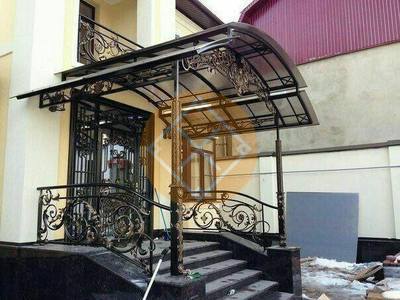 Кованый навес к дому с тонированным профилированным поликарбонатом
