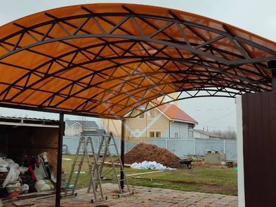 Арочный навес для загородного дома из поликарбоната оранжевого цвета