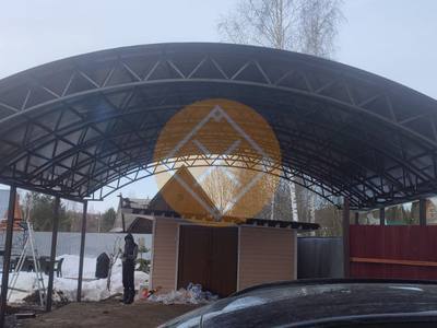 Металлический навес для загородного дома с арочной крышей