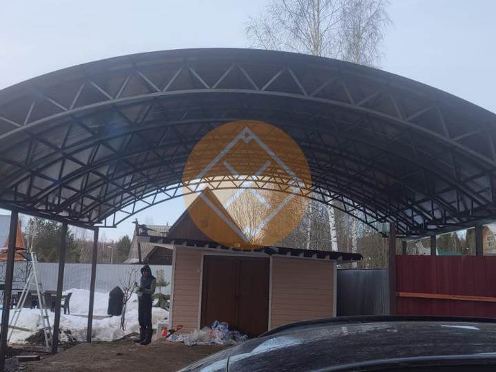 арочный навес для загородного дома
