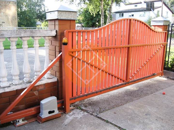 стальные откатные ворота из штакетника