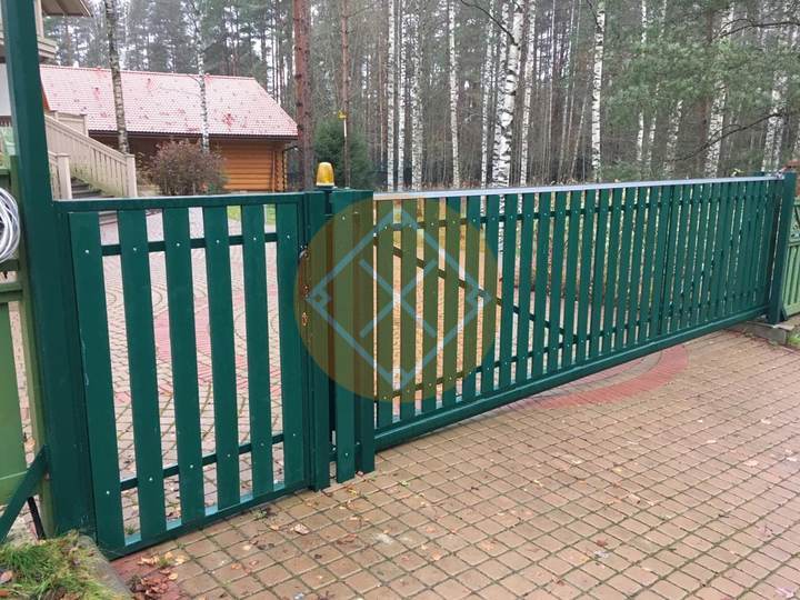 откатные ворота из штакетника с проблесковым маячком