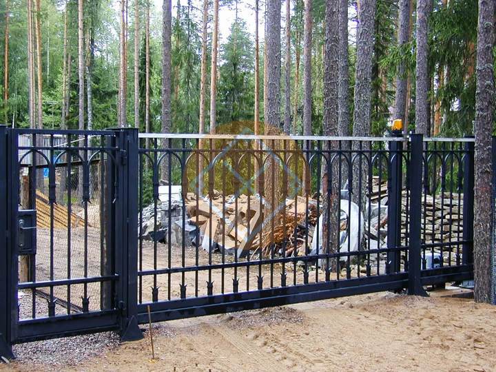 откатные решетчатые ворота с маячком