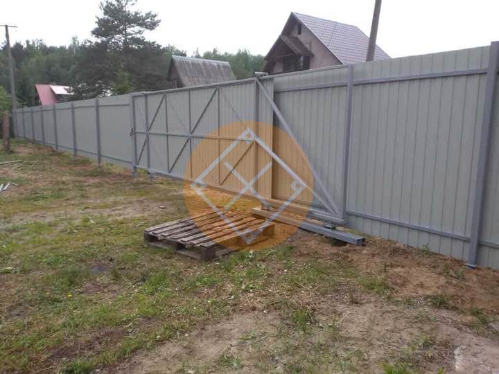 откатные ворота на сваях с профнастилом