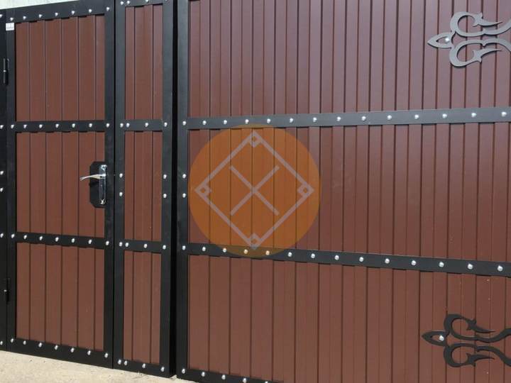 распашные ворота из профнастила с коваными элементами
