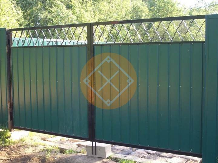 стальные распашные ворота из профнастила