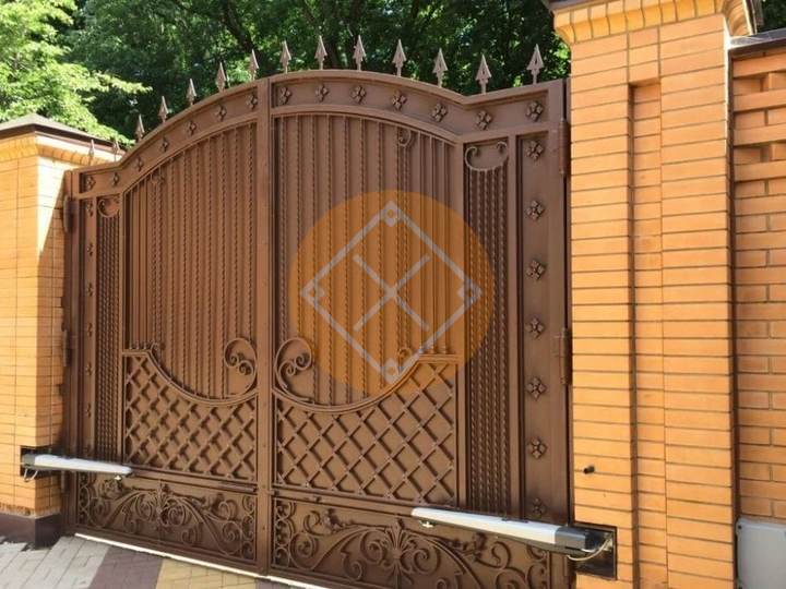 распашные ворота с ковкой и автоматическим открыванием