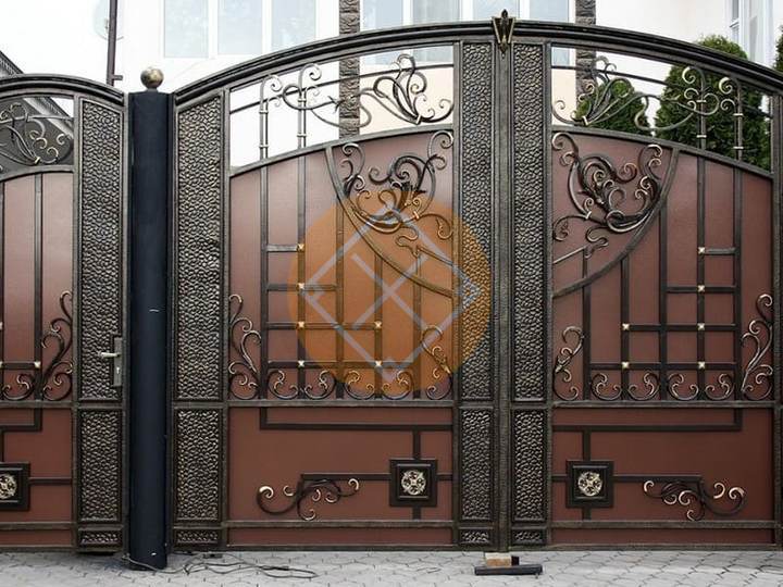 распашные ворота с коваными элементами и калиткой