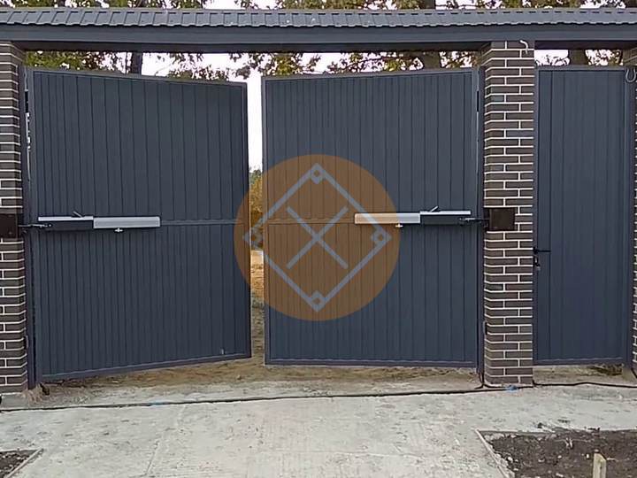 стальные распашные ворота с калиткой и электроприводом