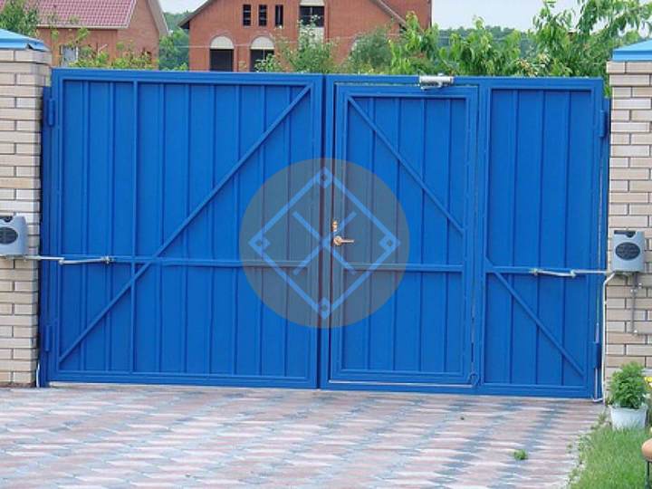 ворота с распашными створками синего цвета и калиткой