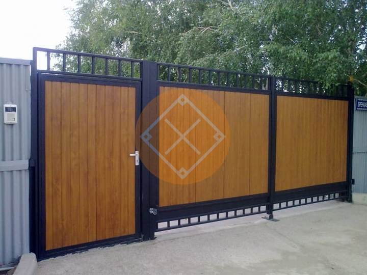 распашные ворота с калиткой и светлым штакетником
