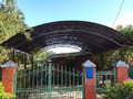 арочный навес из поликарбоната для дачи
